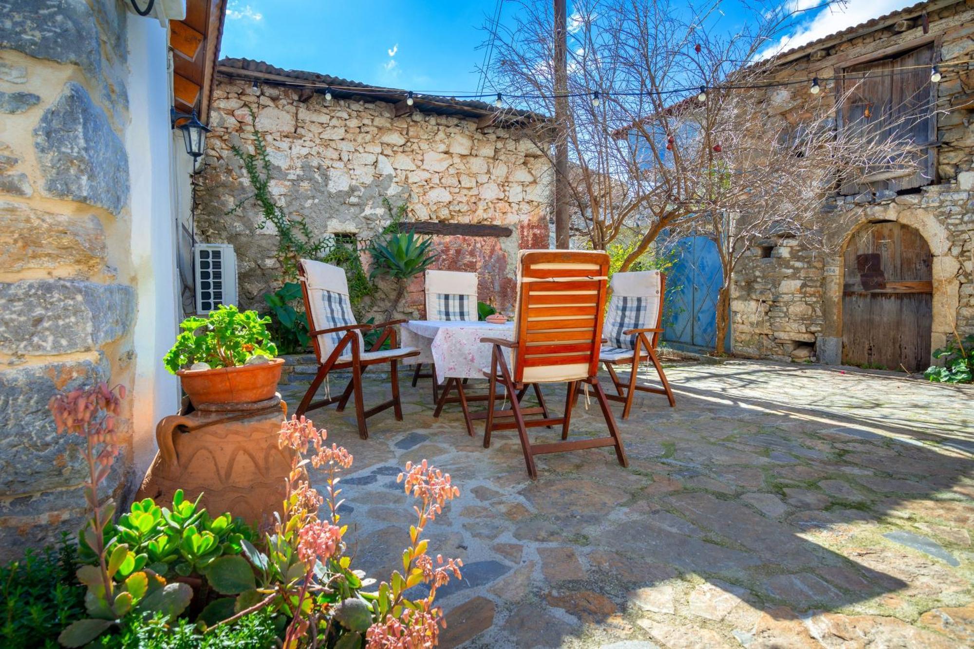 Olive Valley Traditional House * Limnai